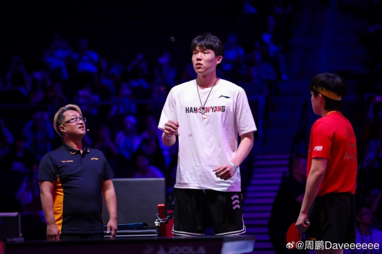 杨瀚森为王楚钦比赛挑边 媒体人发布现场高清图😍小杨真帅啊