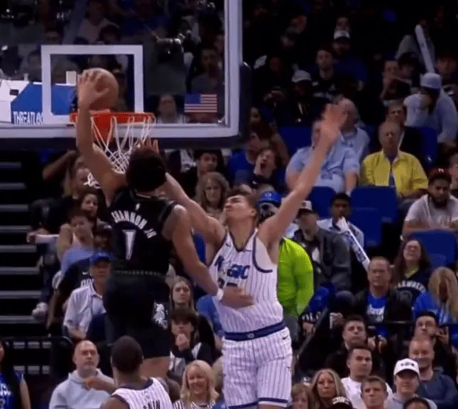 开云登录入口-香农径直杀入禁区,直接起飞上演炸裂隔人劈扣